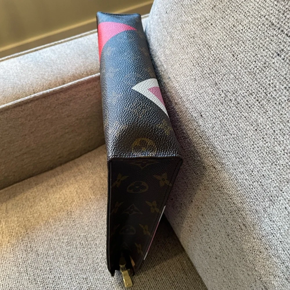 ❌❌SOLD❌❌LOUIS VUITTON❤️GAME ON TOILETRY POUCH 26❤️ - Picture 7 of 12